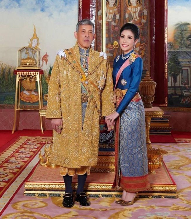 Thailand's king reconciles with ousted consort