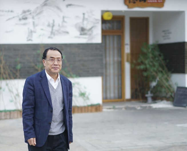 Chinese scientist who first published COVID sequence stages protest after being locked out of lab