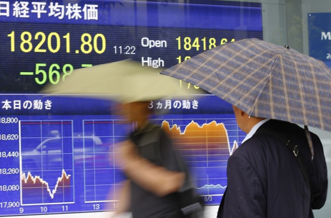 Global stocks sink on Fed rate hike expectations