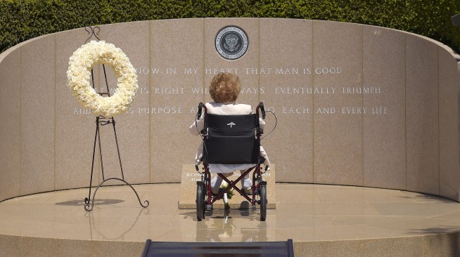 Former first lady Nancy Reagan dies at 94 in California
