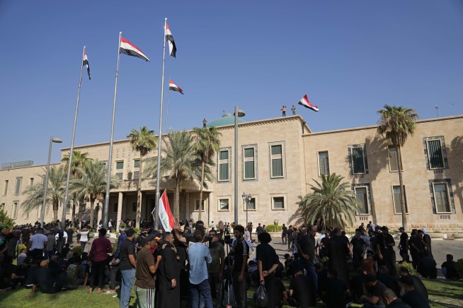 Clashes erupt after Iraqi Shiite cleric resigns, 10 dead