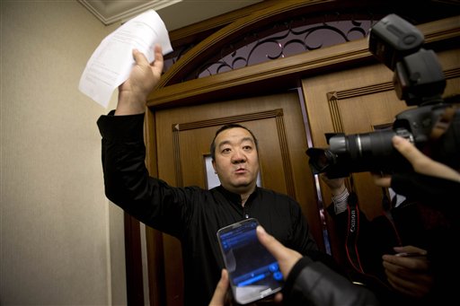 Vietnam spots oil slicks in hunt for missing jet