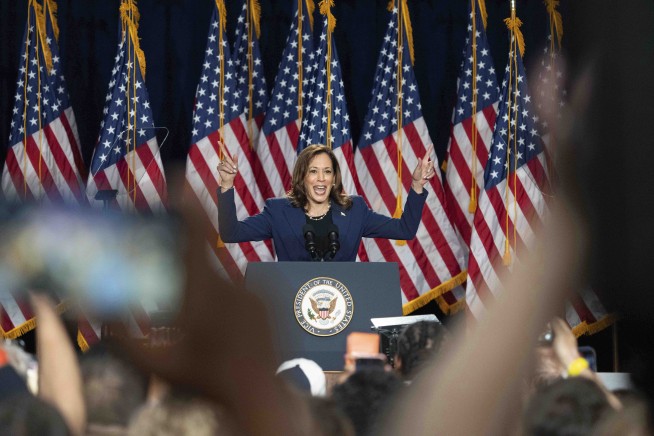 Harris tells roaring Wisconsin crowd November election is 'a choice between freedom and chaos'