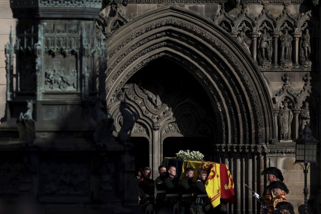 Casket of Queen Elizabeth II arrives at Buckingham Palace
