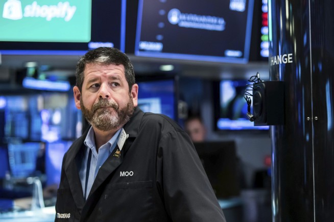 Stocks end mostly lower, extending losing streak for S&P 500