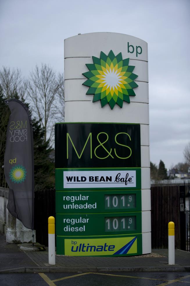 BP sees Q1 earnings slide as low oil prices take their toll