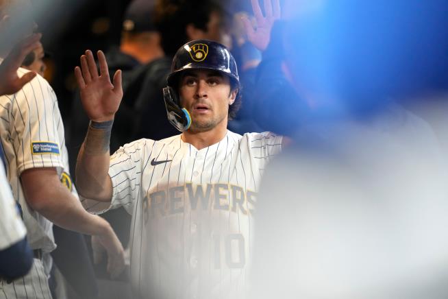 Christian Yelich homers to cap a 6-run rally in the 8th inning as Brewers beat White Sox 9-7