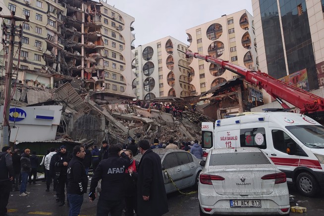 Powerful quake kills at least 560 people in Turkey, Syria