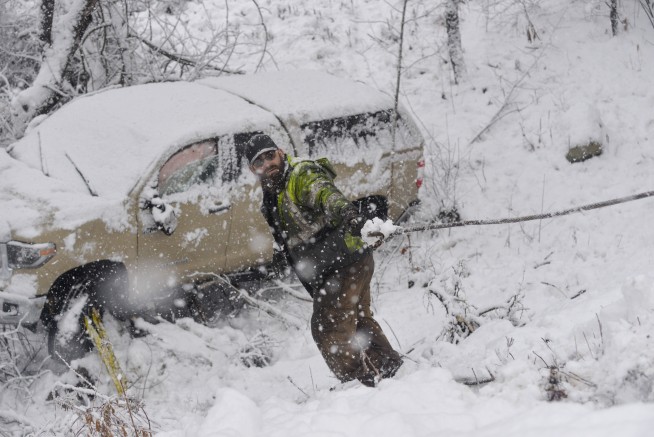 Snow pummels parts of Northeast; thousands without power