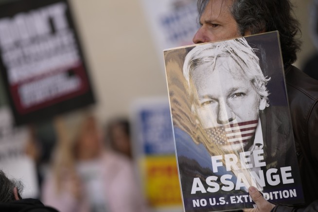 Judge sends Assange extradition decision to UK government