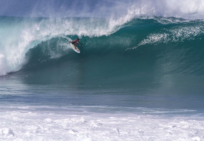 Bodyboarder rescues surfer at Hawaii's Pipeline surf spot