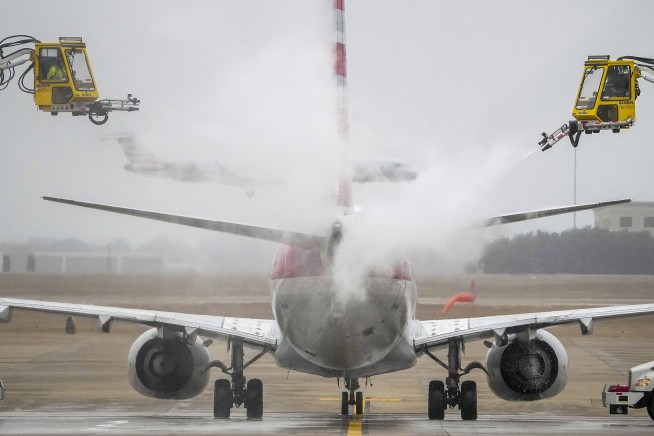 Winter weather cancels flights, leads to death in Texas
