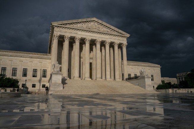 Justices to take up dispute over subpoenas for Trump records