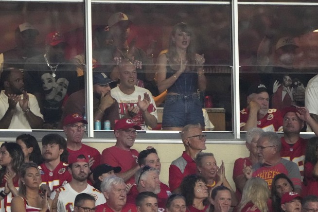 Taylor Swift shows up at Arrowhead Stadium to watch Travis Kelce, Chiefs face Ravens in NFL opener