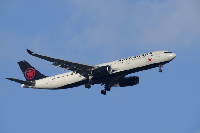 Air Canada apologizes for booting passengers who complained that their seats were smeared with vomit