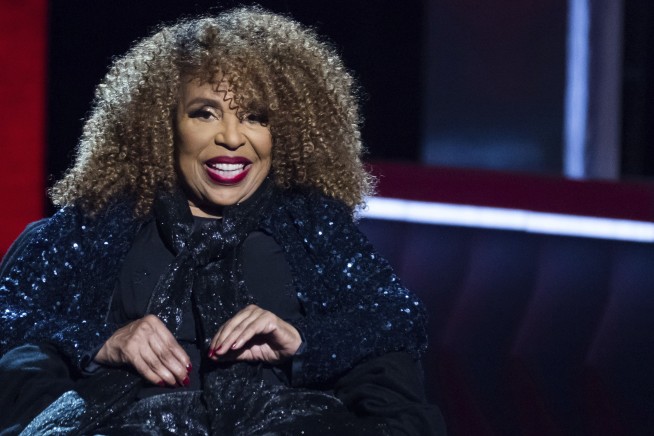 Roberta Flack, Grammy-winning ‘Killing Me Softly’ singer with an intimate style, dies at 88