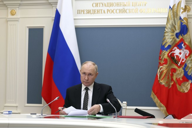 Russian forces simulate nuclear strike as upper house rescinds ratification of test ban treaty