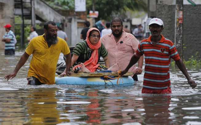 200 families feared buried by mudslides in Sri Lanka