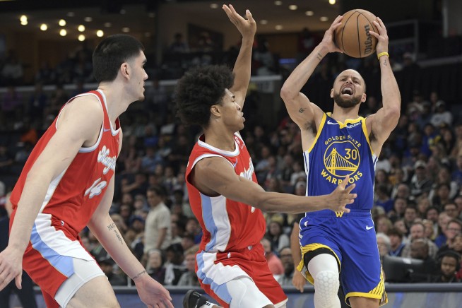 Curry hits 12 3s and scores 52 as Warriors moving up in the West with a victory over the Grizzlies