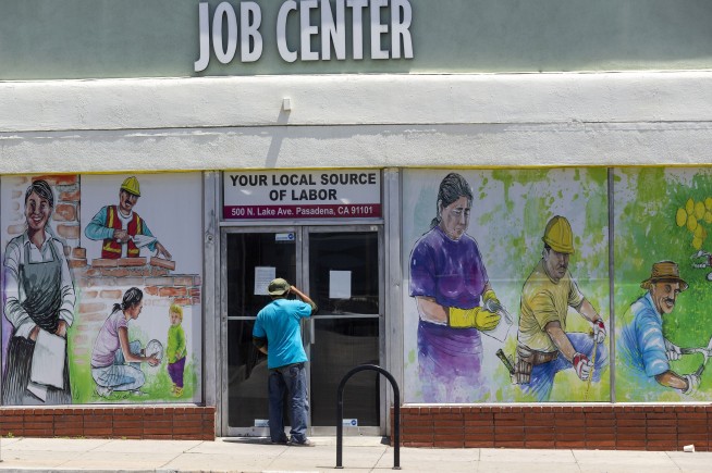 US jobless claims plunge to 576,000, lowest since pandemic