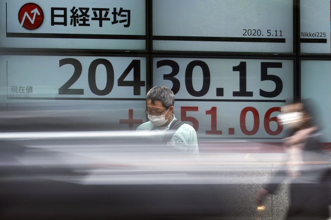 Major stock indexes mostly erase early losses and end mixed