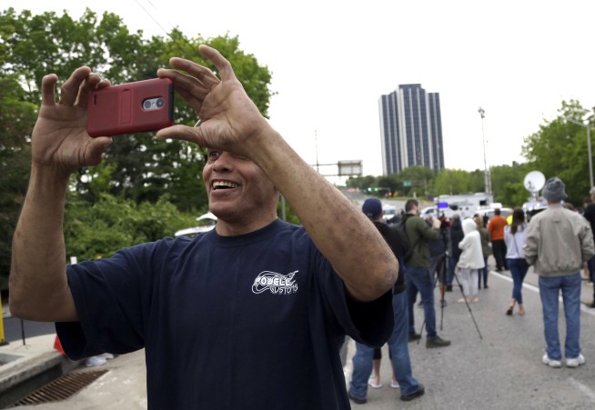 Defunct steelmaker's 21-story headquarters imploded