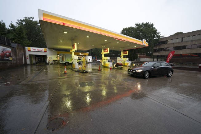 UK mulls calling in army to help ease gas shortages at pumps