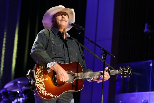 Randy Travis stuns crowd, sings at Hall of Fame induction