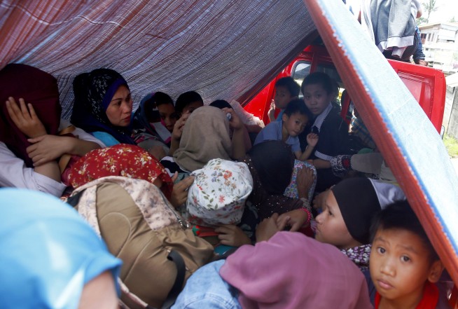 Soldiers try to restore order in besieged Philippine city