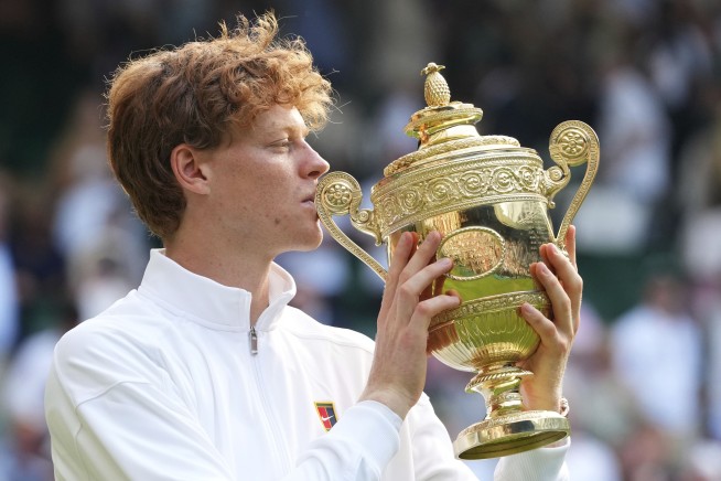 Jannik Sinner beats 2-time defending champion Carlos Alcaraz to win his first Wimbledon title