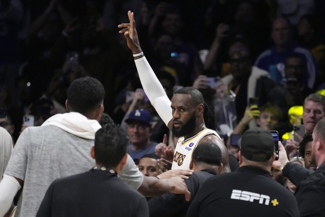 LeBron James reaches 40,000 points to extend his NBA career scoring record