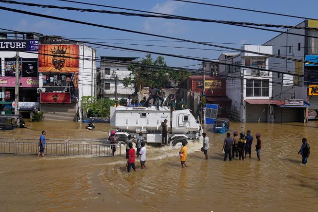 Indonesian residents hunt for food and water after deadly floods. 193 dead in Sri Lanka