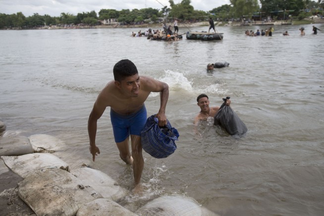 Migrant caravan swells to 5,000 resumes advance toward US