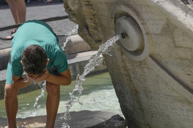 Tourists and residents warned to stay inside as deadly heat hits Europe during peak travel season