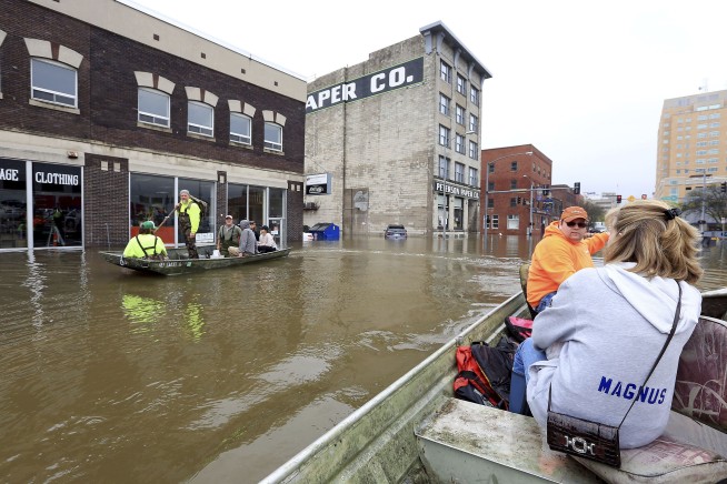 4 killed in Midwest flooding; roads closed, levees strained