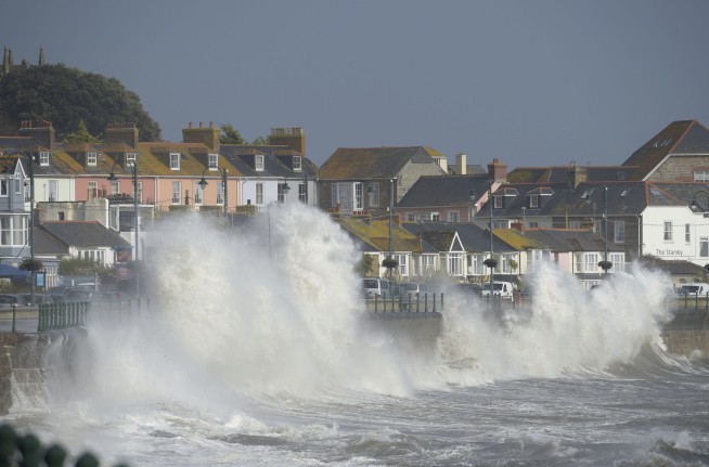 Hurricane Ophelia's remnants batter UK, Ireland; 3 dead