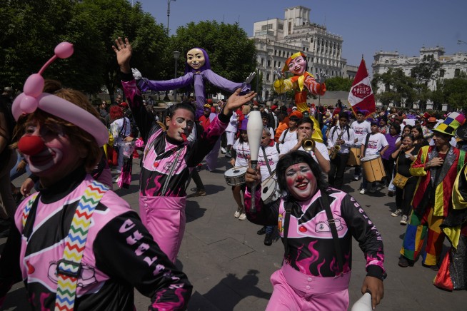 Hundreds in Peru mark Clown Day in hopes of getting the holiday official recognition
