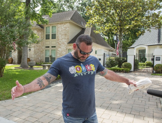 Man arrested after tiger shown in a yard of his Houston home