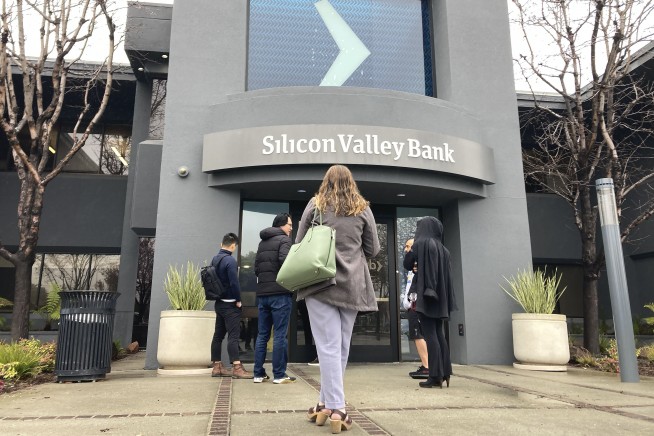 One of Silicon Valley's top banks fails; assets are seized