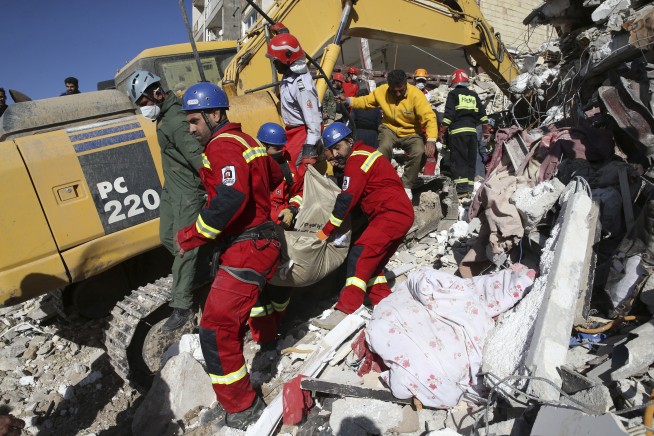 Rescuers search debris after Iran-Iraq quake kills over 530