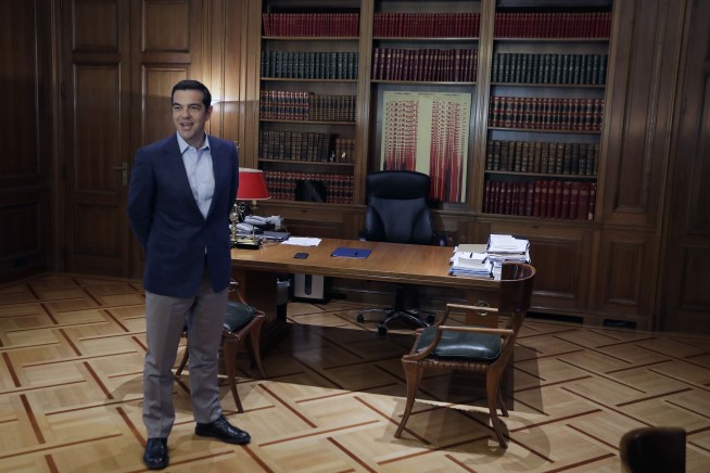 Greece raises $3.5 billion in milestone bond issue