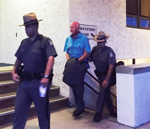 Guard arrested for aiding convicts faces arraignment