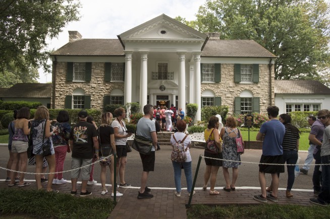 Graceland foreclosure sale halted as Presley estate's lawsuit moves forward