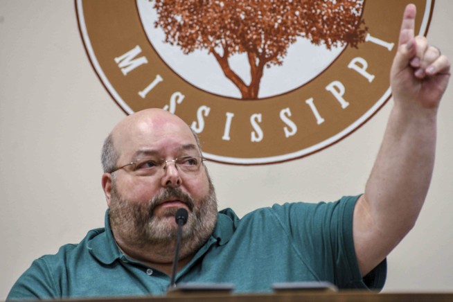 Mississippi mayor flouts calls to resign over Floyd comments