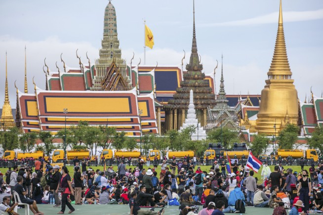Plaque symbolizing Thai democracy removed in less than a day