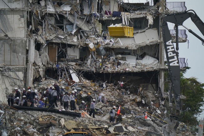 Miami building evacuated near site of deadly condo collapse