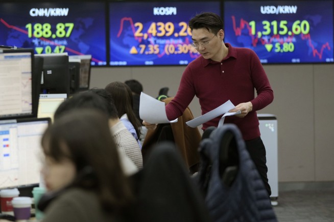 Asian stocks mixed after Wall St steadies amid rate fears