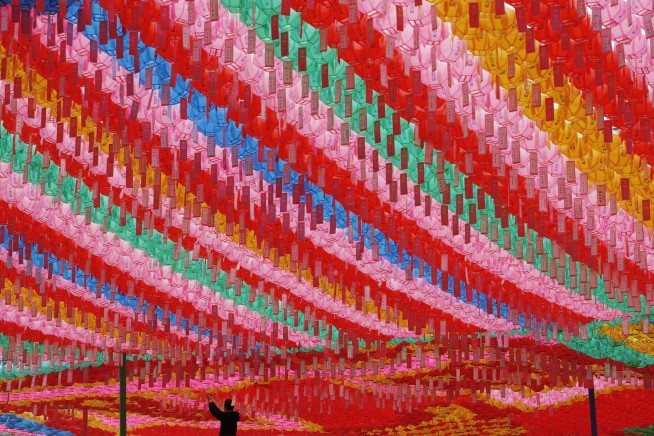 Asia Today: India records 320K cases as foreign help arrives