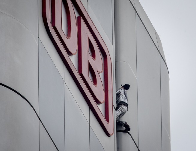 French 'Spiderman' climbs Frankfurt skyscraper, faces fine