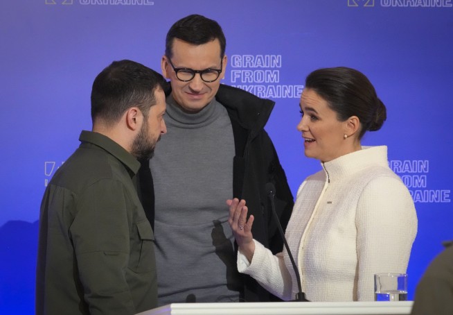 Civilians escape Kherson after Russian strikes on freed city